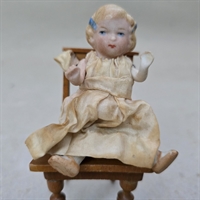 leddelt-porcelaensdukke-rosa-kjole-blaa-sloejfer-haaret-gammel-dukke